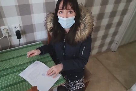 The guy fucks the courier in her tight pussy in the way to pays for the delivery of goods.